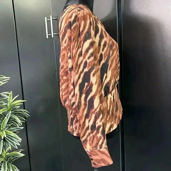 bar III Round v-cut neck, keyhole, long sleeve elastic waist back animal print - Picture 4 of 14